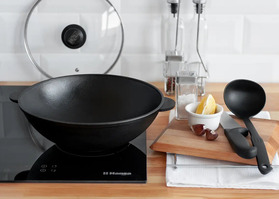 4.7 L Cast Iron Wok with Lid