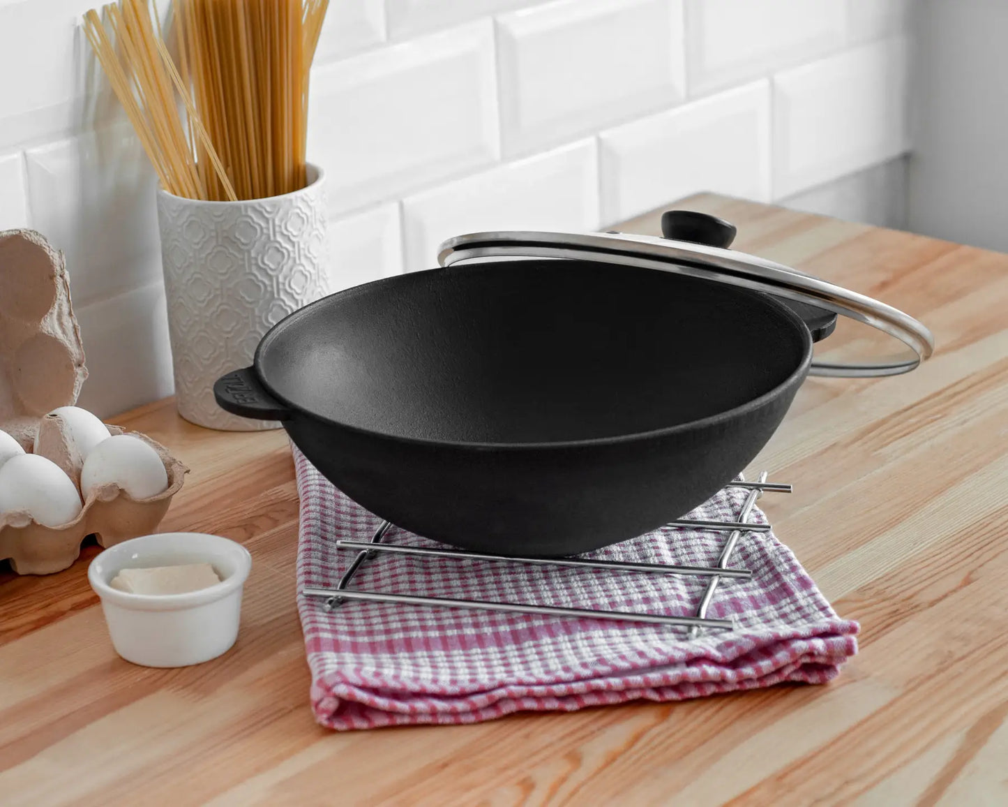 4.7 L Cast Iron Wok with Lid