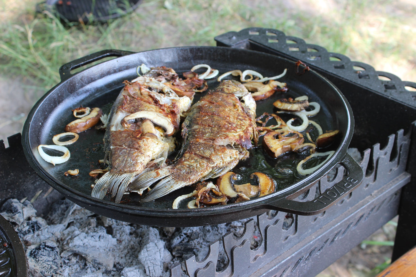 12 L Cast Iron Asian Cauldron with Skillet Lid & Metal Stand