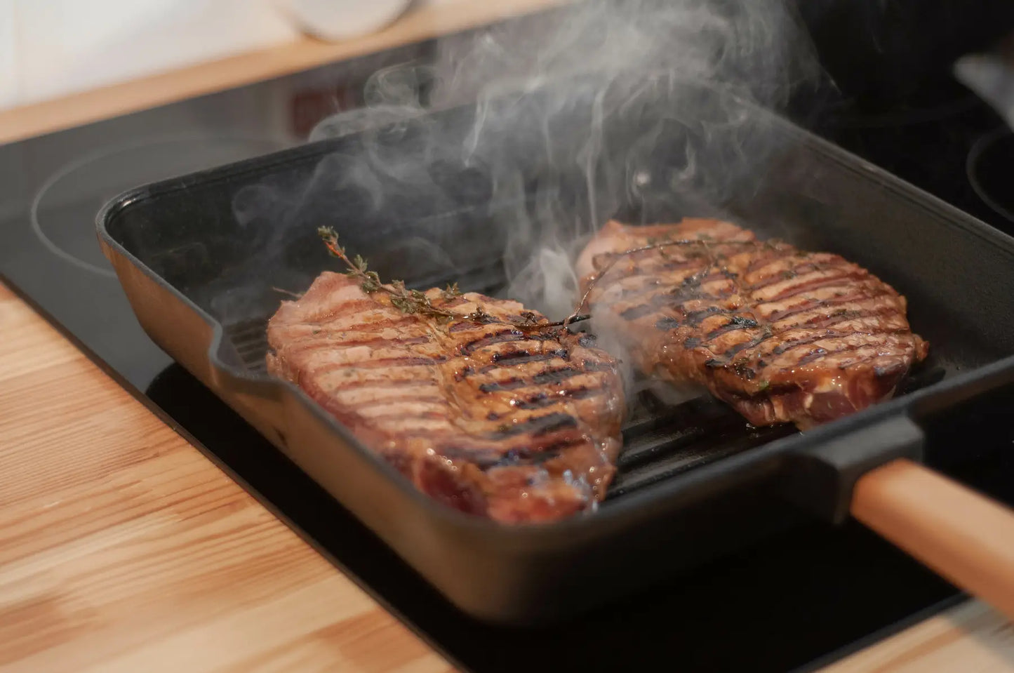 28x28 cm Cast Iron Grill Pan with Removable Wooden Handle 5 cm Depth