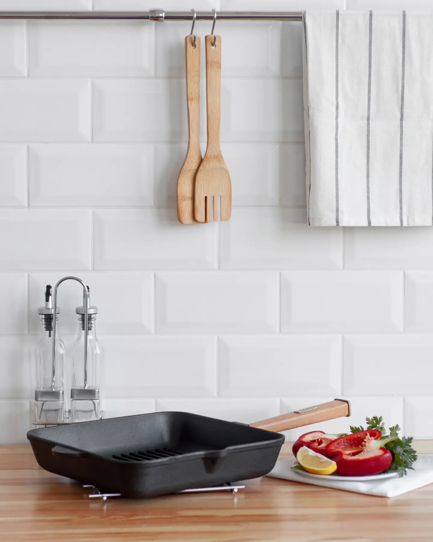 28x28 cm Cast Iron Grill Pan with Removable Wooden Handle 5 cm Depth