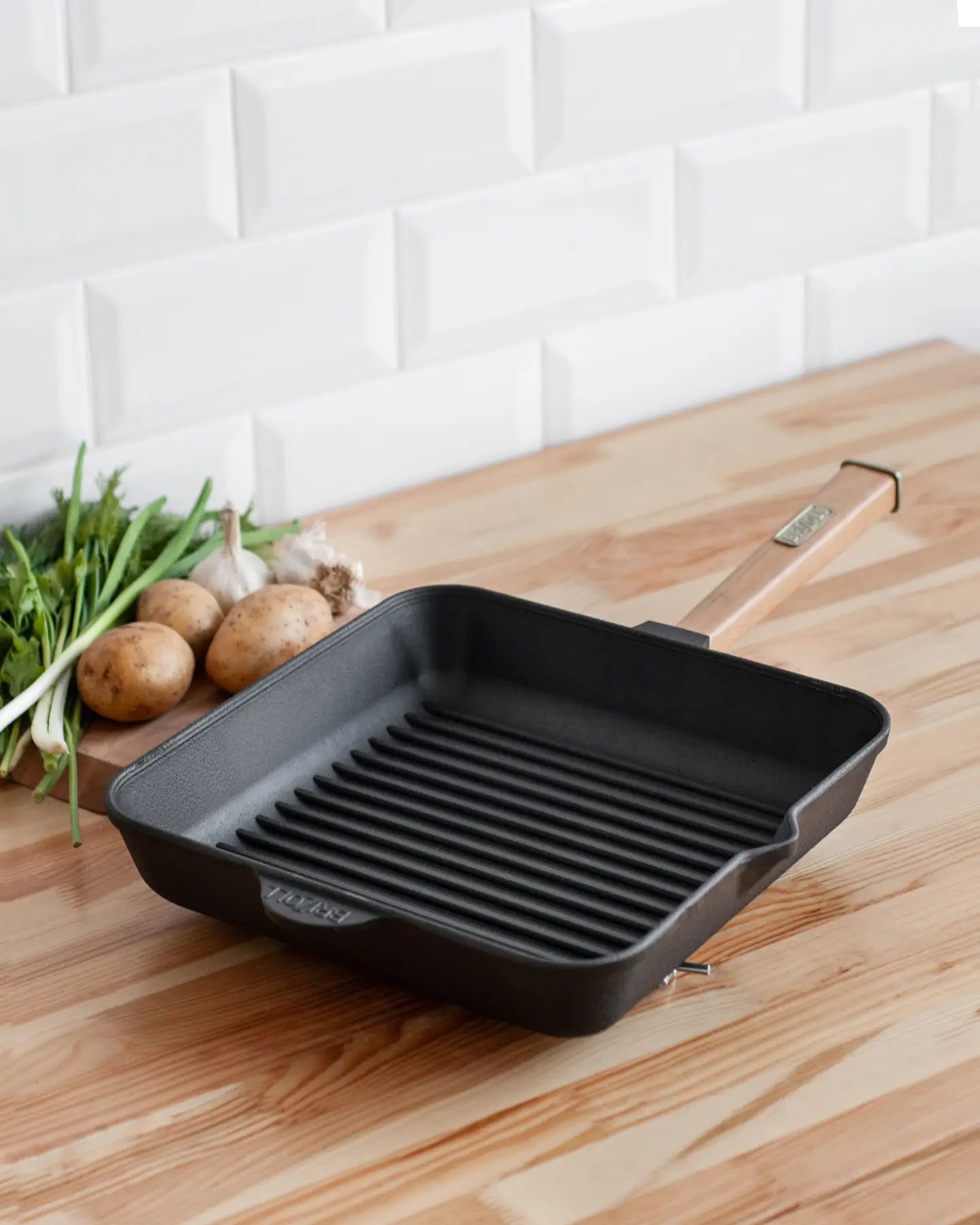 28x28 cm Cast Iron Grill Pan with Removable Wooden Handle 5 cm Depth